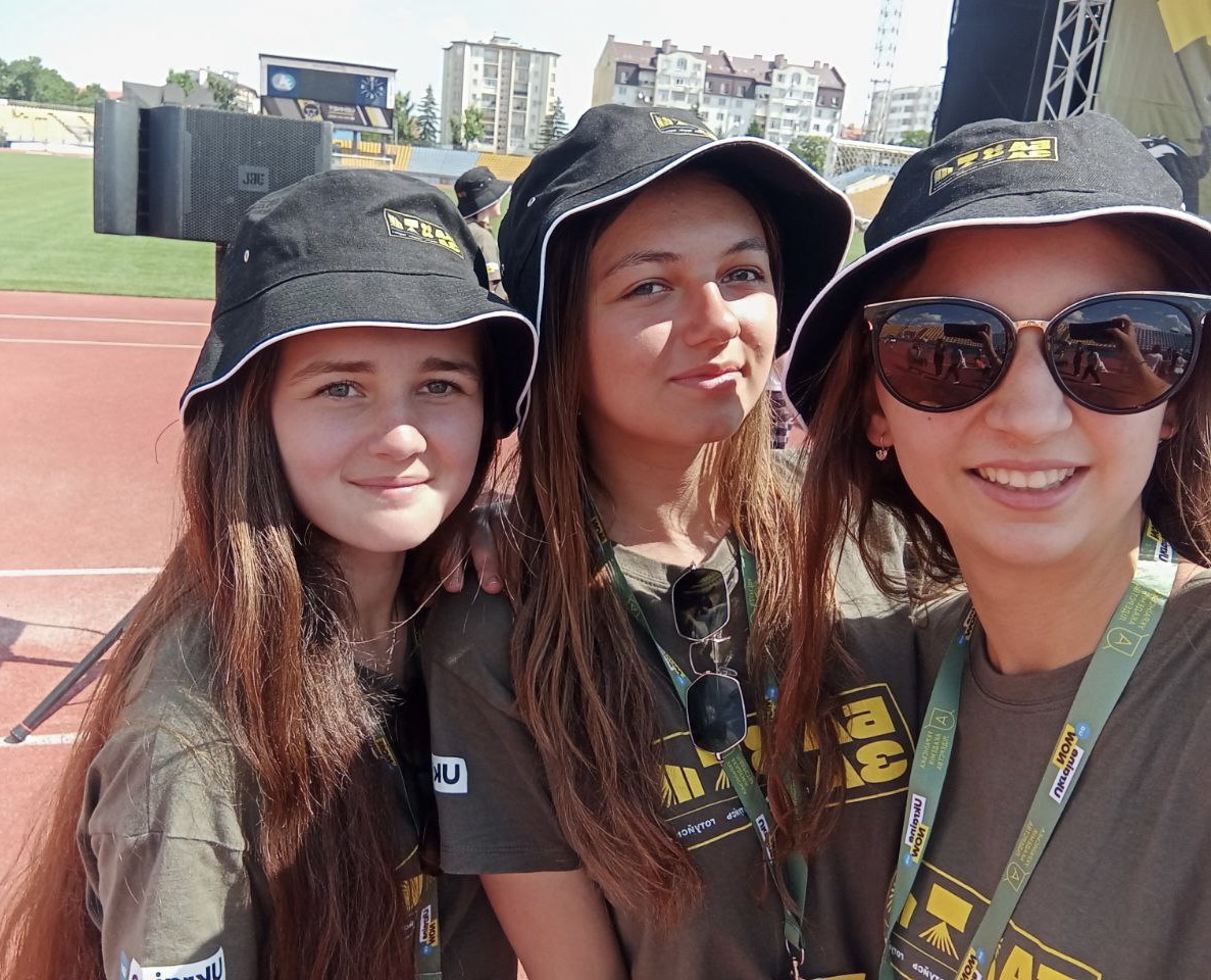 Учениці Уличненського ЗЗСО І-ІІІ ступенів долучилися до молодіжного освітнього фестивалю "База: Гуртуйсь! Гартуйсь! Готуйсь!" 1 3f3316a9 e1eb 4aa0 9d05 28f80f514b49
