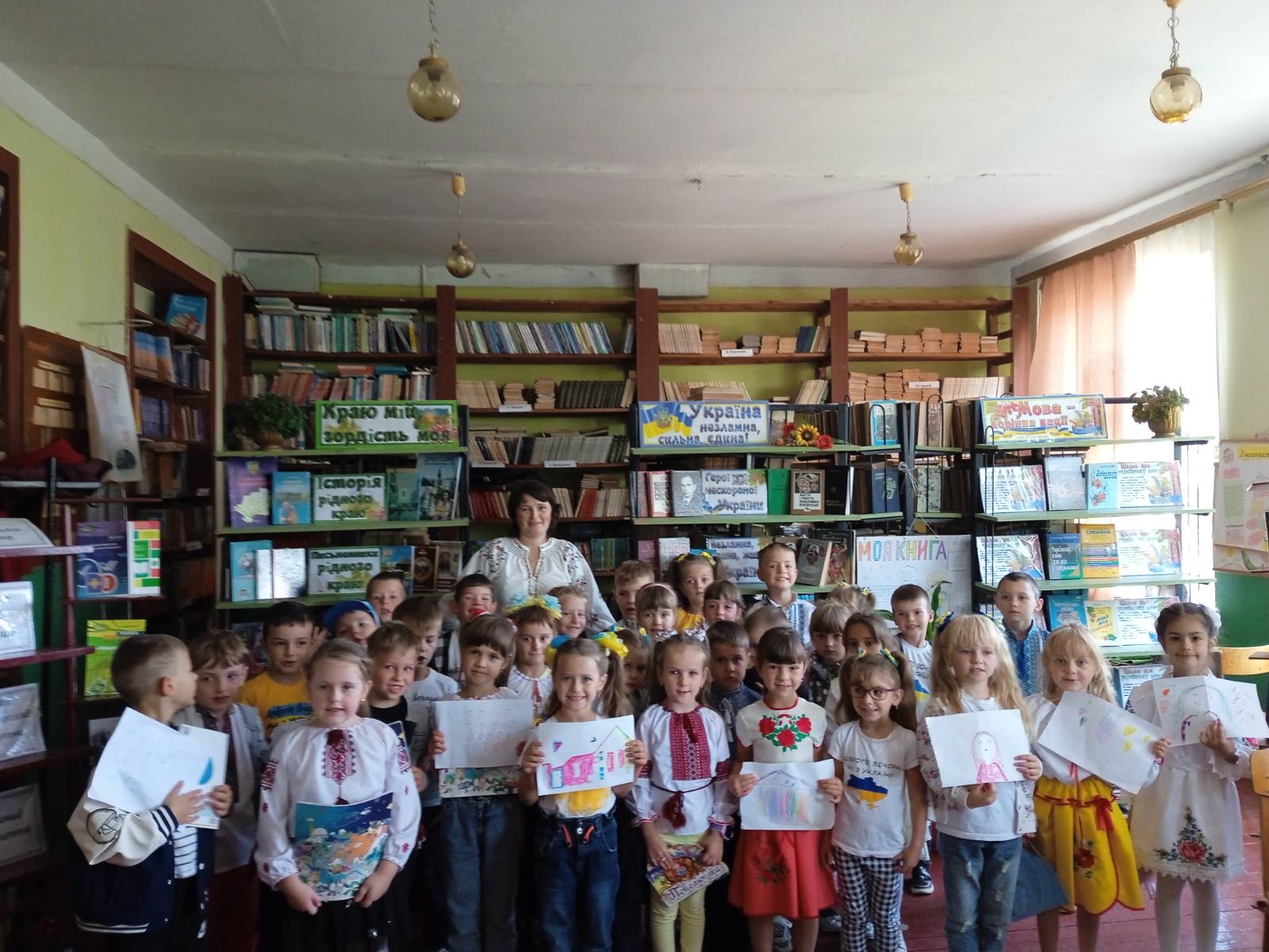 "У гостях у книги" - екскурсія першачків до шкільної бібліотеки 1 img 5380